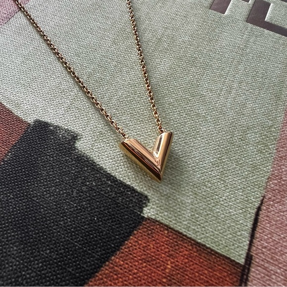 LOUIS VUITTON Gold Essential V Necklace - Picture 5 of 11